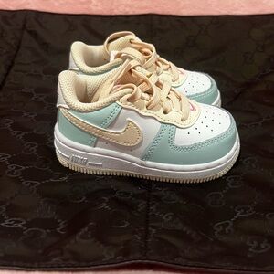 Nike Kids Sneakers in Mint and Cream